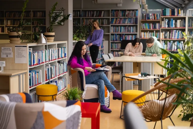 Dietetyka kliniczna | Studia I stopnia w Toruniu | Uniwersytet WSB Merito w Toruniu: Główna grafika: Toruń - studia I stopnia - studentka w bibliotece