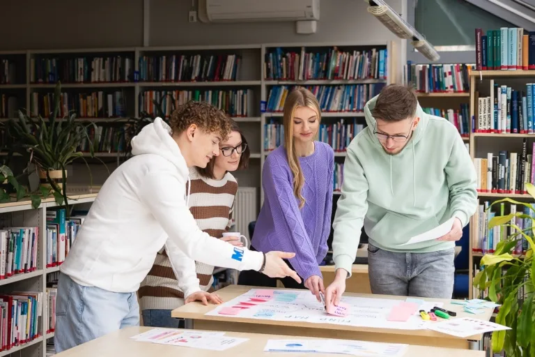 Logistyka | Studia II stopnia ze studiami podyplomowymi w Toruniu | Uniwersytet WSB Merito w Toruniu: Główna grafika: Toruń - studia I stopnia - grupa uśmiechniętych studentów podczas projektu
