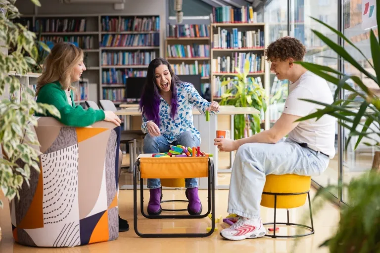 Marketing i sprzedaż | Studia II stopnia ze studiami podyplomowymi w Toruniu | Uniwersytet WSB Merito w Toruniu: Główna grafika: Toruń - studia I stopnia - grupa uśmiechniętych studentów w bibliotece