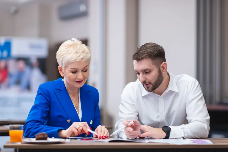 Zarządzanie w branży modowej | Studia I stopnia w Toruniu | Uniwersytet WSB Merito w Toruniu: Główna grafika: Toruń - studia podyplomowe - Uczestnicy studiów podyplomowych podczas omawiania projektu