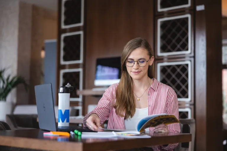 Psychologia marketingu i nowych mediów | Studia I stopnia w Toruniu | Uniwersytet WSB Merito w Toruniu: Toruń - studia podyplomowe - Uczestniczka studiów podyplomowych podczas zajęć