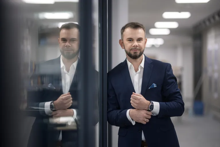 Prawo i finanse w administracji publicznej | Studia II stopnia w Toruniu | Uniwersytet WSB Merito w Toruniu: Główna grafika: Toruń - studia podyplomowe - Uczestnik studiów podyplomowych pozujący do zdjęcia