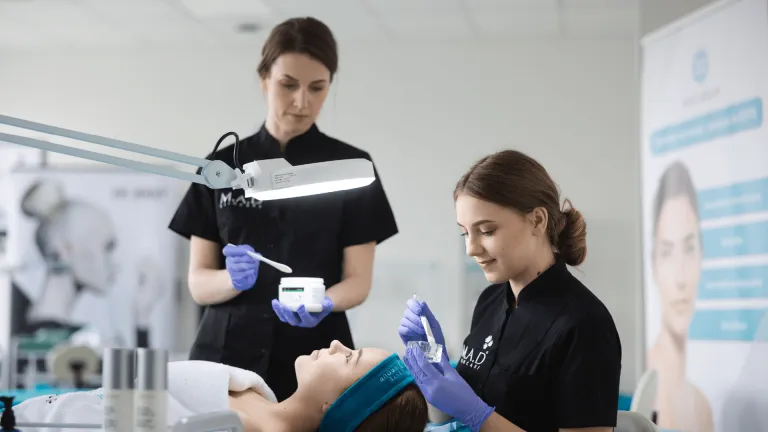 Holistyczna kosmetologia, czyli zdrowie i piękno w praktyce – 14 marca [GALERIA ZDJĘĆ] | Aktualności | Uniwersytet WSB Merito w Toruniu: dwie osoby przeprowadzają zabieg kosmetologiczny