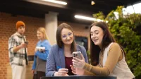 Університет ВСБ Меріто у Познані | Університети ВСБ Меріто: studentki ze smartfonem