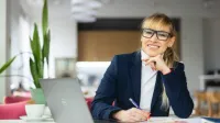 AI w marketingu i sprzedaży | Studia podyplomowe w Warszawie | Uniwersytet WSB Merito Warszawa: Zdjęcie główne: Warszawa - dziewczyna w okularach, studia podyplomowe