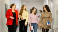 Psychologia polityki i komunikacja w kampaniach wyborczych | Studia podyplomowe w Warszawie | Uniwersytet WSB Merito Warszawa: Zdjęcie główne: Warszawa - grupa studentów