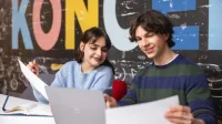Customer experience i zarządzanie relacjami z klientem | Studia I stopnia w Warszawie | Uniwersytet WSB Merito Warszawa: Studenci podczas nauki