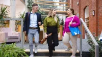 Marketing and Sales | Studia I stopnia w Warszawie | Uniwersytet WSB Merito Warszawa: Osoby schodzące ze schodów 