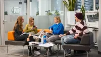 Bezpieczeństwo i higiena pracy | Studia I stopnia w Warszawie | Uniwersytet WSB Merito Warszawa: Grupa siedzących studentów