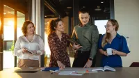 Project Management | Studia I stopnia w Warszawie | Uniwersytet WSB Merito Warszawa: Grupa analizująca dane na spotkaniu