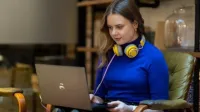 Grafika w usługach internetowych | Studia I stopnia w Warszawie | Uniwersytet WSB Merito Warszawa: Nauka przy laptopie