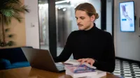 Informatyka | Studia I stopnia w Warszawie | Uniwersytet WSB Merito Warszawa: Informatyk przy biurku