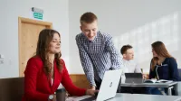 Customer Experience | Studia II stopnia w Warszawie | Uniwersytet WSB Merito Warszawa: Grupy przy laptopach