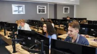 Programowanie | Studia I stopnia w Warszawie | Uniwersytet WSB Merito Warszawa: Sala informatyczna ze studentami