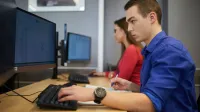 Front - end developer | Studia I stopnia w Warszawie | Uniwersytet WSB Merito Warszawa: Student przy komputerze