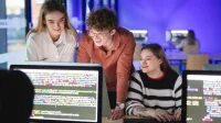 Informatyka (Computer Science) | Studia I stopnia w Warszawie | Uniwersytet WSB Merito Warszawa: Studenci przy komputerze