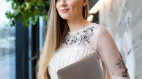 Prawo rynku pracy i HR | Studia I stopnia w Warszawie | Uniwersytet WSB Merito Warszawa: Studentka z laptopem
