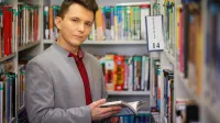 Bibliotekoznawstwo | Studia podyplomowe w Warszawie | Uniwersytet WSB Merito Warszawa: Student w bibliotece 