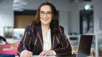 Finanse i rachunkowość (Finance and Accounting) | Studia II stopnia w Warszawie | Uniwersytet WSB Merito Warszawa: Siedząca kobieta przy biurku