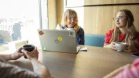 Social media i technologie cyfrowe | Studia I stopnia w Warszawie | Uniwersytet WSB Merito Warszawa: Grupa studentów w pracy