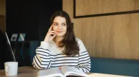 Customer Experience | Studia II stopnia w Warszawie | Uniwersytet WSB Merito Warszawa: studentka z książką 