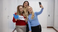Marketing i sprzedaż | Studia II stopnia w Warszawie | Uniwersytet WSB Merito Warszawa: Selfie dziewczyn z tabliczką