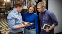 Prawo w administracji | Studia II stopnia ze studiami podyplomowymi  | Uniwersytet WSB Merito Warszawa: Rozmowa studentów przy nauce