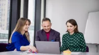 Projektowanie inteligentnych agentów biznesowych | Studia I stopnia w Warszawie | Uniwersytet WSB Merito Warszawa: Praca przy laptopie