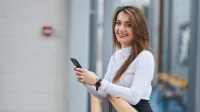 Marketing w cyfrowej transformacji | Studia II stopnia w Warszawie | Uniwersytet WSB Merito Warszawa: Studentka z telefonem