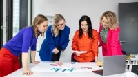 Grupa kobiet przy projekcie 