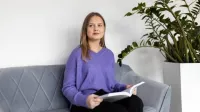 Wyniki wyszukiwania | Uniwersytet WSB Merito Warszawa: Zamyślona studentka 