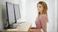 Zarządzanie w administracji publicznej | Studia II stopnia w Warszawie | Uniwersytet WSB Merito Warszawa: Studentka przy monitorze