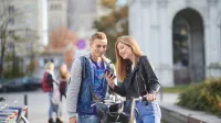Logistyka międzynarodowa | Studia II stopnia w Warszawie | Uniwersytet WSB Merito Warszawa: Dwie osoby przy rowerze