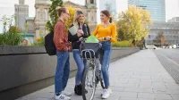 Grup studentów przy rowerze
