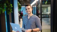 Human–Tech Design | Studia I stopnia w Warszawie | Uniwersytet WSB Merito Warszawa: Student z laptopem
