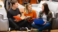Analityka danych w finansach | Studia I stopnia w Warszawie | Uniwersytet WSB Merito Warszawa: Studenci podczas nauki 