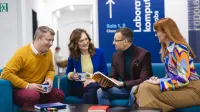 Pedagogika korekcyjna (terapia pedagogiczna) – dla pedagogów specjalnych | Studia podyplomowe w Warszawie | Uniwersytet WSB Merito Warszawa: grupa ludzi rozmawiająca ze sobą