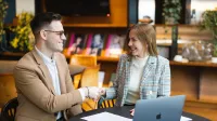 AI w marketingu i sprzedaży | Studia podyplomowe w Warszawie | Uniwersytet WSB Merito Warszawa: mężczyzna z kobietą podający sobie rękę