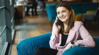 Praktyczny marketing internetowy | Studia podyplomowe w Warszawie | Uniwersytet WSB Merito Warszawa: kobieta rozmawiająca przez telefon