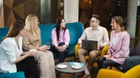 Marketing online and Growth Strategies | Studia I stopnia w Warszawie | Uniwersytet WSB Merito Warszawa: grupa ludzi rozmawiająca ze sobą