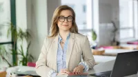 Doradztwo zawodowe i coaching kariery | Studia podyplomowe w Warszawie | Uniwersytet WSB Merito Warszawa: uśmiechnięta kobieta w okularach