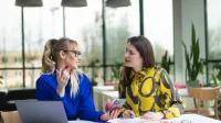 Doradztwo zawodowe i coaching kariery | Studia podyplomowe w Warszawie | Uniwersytet WSB Merito Warszawa: dwie kobiety podczas rozmowy
