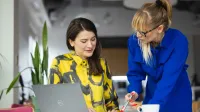 Business Intelligence – analiza danych | Studia podyplomowe w Warszawie | Uniwersytet WSB Merito Warszawa: dwie kobiety rozmawiające ze sobą