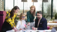 Architekt rozwiązań IT w chmurze obliczeniowej | Studia podyplomowe w Warszawie | Uniwersytet WSB Merito Warszawa: grupa ludzi pracująca nad projektem