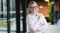 Zarządzanie produkcją | Studia podyplomowe w Warszawie | Uniwersytet WSB Merito Warszawa: uśmiechnięta kobieta w koszuli