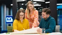 Podstawy programowania | Studia podyplomowe w Warszawie | Uniwersytet WSB Merito Warszawa: grupa trzech osób pracująca nad projektem