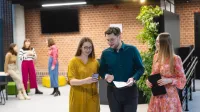 Psychologia reklamy i komunikacji | Studia podyplomowe w Warszawie | Uniwersytet WSB Merito Warszawa: trzy osoby rozmawiające ze sobą