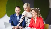 Bankowość cyfrowa | Studia podyplomowe w Warszawie | Uniwersytet WSB Merito Warszawa: grupa ludzi przy laptopie