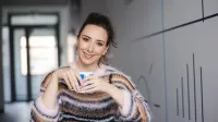 Organizacja i zarządzanie oświatą | Studia podyplomowe w Warszawie | Uniwersytet WSB Merito Warszawa: uśmiechnięta kobieta trzymająca kubek w rękach