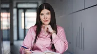 Inspektor Ochrony Danych | Studia podyplomowe w Warszawie | Uniwersytet WSB Merito Warszawa: kobieta zapisująca notatki